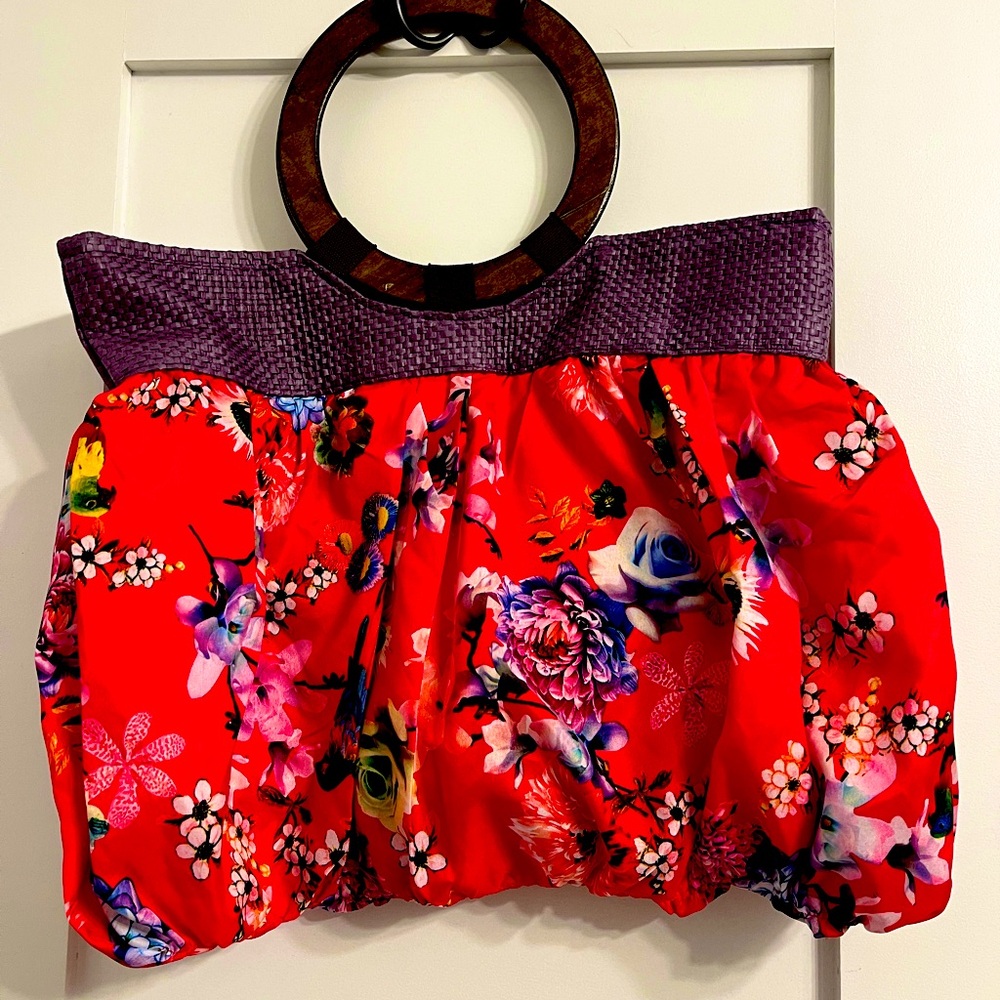 Fun fuchsia and purple beach vibe bag with wooden handle